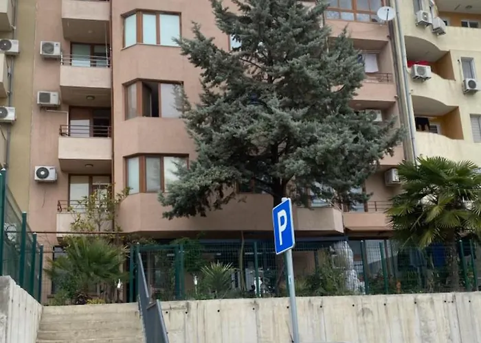 דירה Djanina 3 *